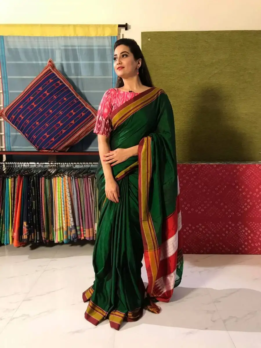 INDIAN TV ANCHOR MANJUSHA IN TRADITIONAL GREEN SARI 2